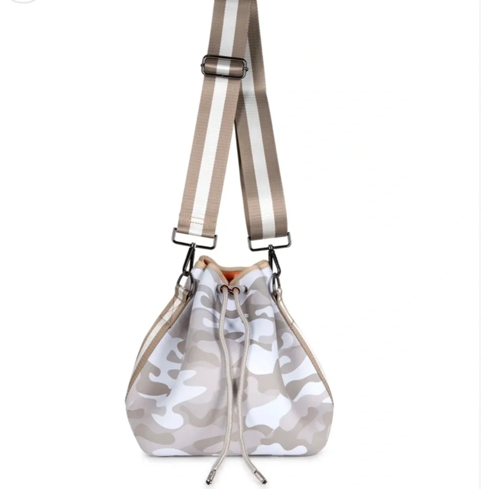 Haute Shore Zoe Sahara Camo Neoprene Bucket Bag Tan Cream With Wristlet - Picture 2 of 5